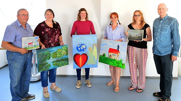 Auch am letzten Kursabend waren die Mitglieder des Malkurses von Volkmar Ludewig (rechts) produktiv und zeigen stolz ihre Bilder: (von links) Victor-Paul David, Adela David, Monika Willimek, Daniela Köhler und Nadine Stock.