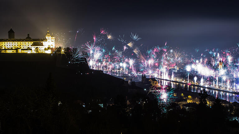 Silvesterfeuerwerk in Würzburg am 31.12.18. Fotografiert von der Aussichtsplattform am Käppele mit Langzeitbelichtung, mit Blick auf die Stadt Würzburg und die Festung Marienberg.