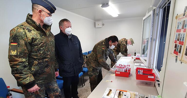Unterstützungsbesuch in der Corona-Teststrecke in Oerlenbach: (von links) Brigadegeneral Thomas Hambach (Landeskommando Bayern) und Landrat Thomas Bold, mit dem Oberstabsgefreiten Ömer Ülgen und Stabsunteroffizier Waldemar Kiel.