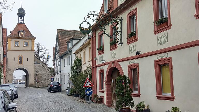 Im alten Kindergarten in der Hauptstraße von Sommerhausen gibt es einen Gewölbekeller mit Konzertbühne.