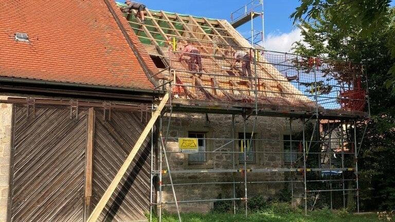 Bei der Sanierung des Daches an einem Teil des alten Gutshofs stieß die Stadt Iphofen jetzt auf eine interessante Lösung.