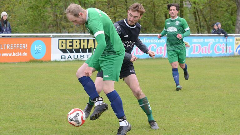 Mika Beckert (links) vom FV Karlstadt behauptet den Ball im Zweikampf gegen Lukas Gehrig vom FV Thüngen. Die Karlstadter setzten sich mit 3:1 gegen Thüngen durch und haben somit auch rechnerisch den Kreisliga-Klassenerhalt sicher. Beckert erzielte ein Tor für den gastgebenden FV.