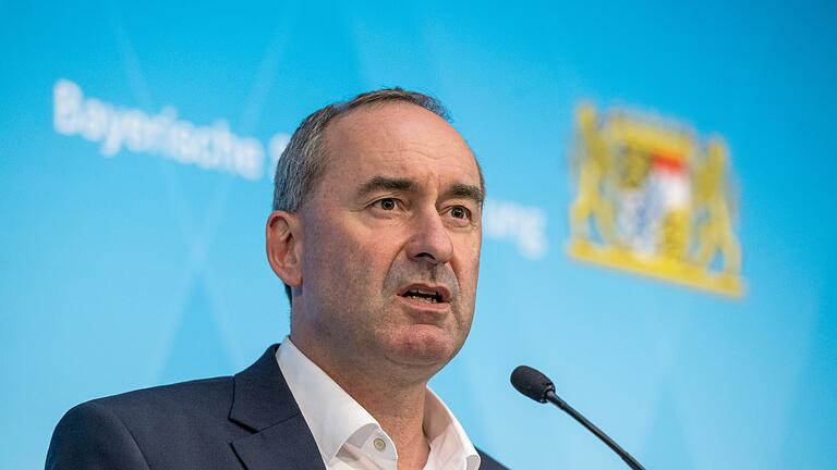 Sitzung des bayerischen Kabinetts       -  Bayerns Wirtschaftsminister Hubert Aiwanger (Freie Wähler) ist in einem Prozess um Betrug mit Corona-Schutzmasken als Zeuge vor Gericht geladen (Archivbild).