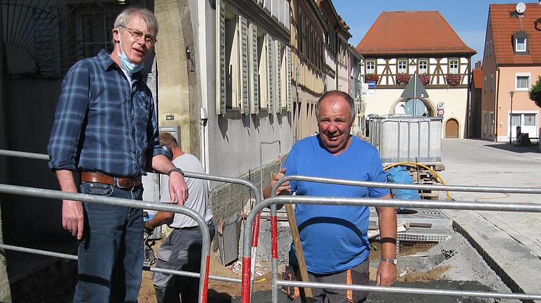 Friseurgeschäftsinhaber Gerd Gräf (links) im Gespräch mit Baustellenleiter Viktor Resler.