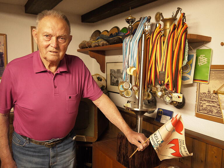 Josef Saalfrank feierte als Leichtathlet zahlreiche Erfolge. Begonnen hatte er als Fußballer. Zu den Erinnerungsstücken im Kellerraum zählt auch ein Fähnchen vom Olympischen Fackellauf 1972.