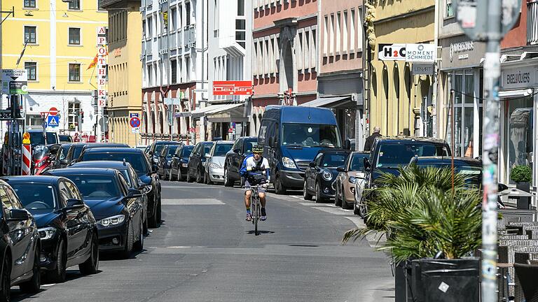 Künftig weniger Autoblech und dafür mehr Platz für Fahrrad- und Fußgängerverkehr? In der Würzburger Karmelitenstraße könnte sich demnächst einiges ändern.&nbsp;