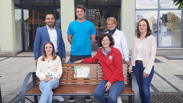 Über die Einweihung der Plauderbänke in Bad Neustadt freuten sich (hinten von links): Bürgermeister Michael Werner, Stefan Fröschlein (Lehrer), Gabi Gröschel (Seniorenbeauftragte), Carolin Endres (Quartiersmanagerin) sowie sitzend, Lina Fey (Schülerin) und Silvia Baumbach (Caritas). Über die Einweihung der Plauderbänke in Bad Neustadt freuten sich (hinten von links): Bürgermeister Michael Werner, Stefan Fröschlein (Lehrer), Gabi Gröschel (Seniorenbeauftragte), Carolin Endres (Quartiersmanagerin) sowie sitzend, Lina Fey (Schülerin) und Silvia Baumbach (Caritas).