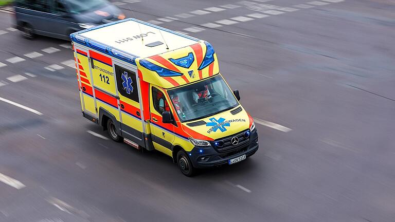 Rettungswagen.jpeg       -  Die Symptome eines Herzinfarktes zu kennen, ist wichtig, um rechtzeitig handeln zu können.