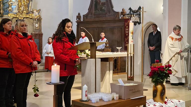 Mitarbeiterinnen der Sozialstation St. Laurentius trugen nachdenklich machende Fürbitten vor.