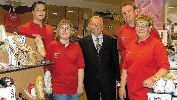 Die Familie Wendel ist mit - Die Familie Wendel ist mit drei Generationen auf diesem Foto vereint. Die jüngste sorgte für die Zukunft des Familienunternehmens Schuhhaus Wendel
in der Hauptstraße 71 in Karlstadt. Von links: Maximilian und Johanna, Peter Wendel sen., Peter Wendel jr. und Ehefrau Martina. Die Familie Wendel ist mit - Die Familie Wendel ist mit drei Generationen auf diesem Foto vereint. Die jüngste sorgte für die Zukunft des Familienunternehmens Schuhhaus Wendel
in der Hauptstraße 71 in Karlstadt. Von links: Maximilian und Johanna, Peter Wendel sen., Peter Wendel jr. und Ehefrau Martina.