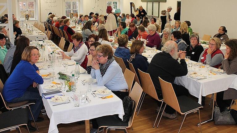 Zahlreiche Gäste freuten sich beim Jubiläumsdekanatsfrauentag in der &bdquo;Alten Schule&ldquo; von Rügheim auf ein mehrgängiges Menü.