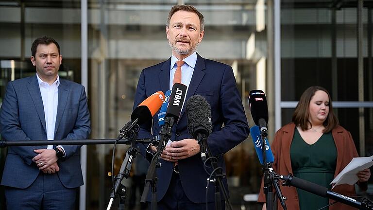 Bundestag - Statement zum Entlastungspaket       -  Die Vorsitzenden der Ampel-Parteien (von links) Lars Klingbeil (SPD), Christian Lindner (FDP) und Ricarda Lang (Bündnis 90/Die Grünen) haben am Donnerstag das Entlastungspaket der Bundesregierung vorgestellt.