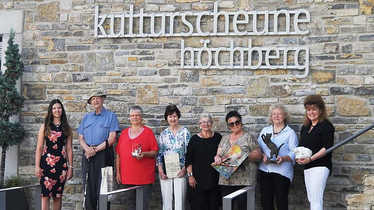 Künstlerinnen und Künstler, die am Kulturherbst in der Kulturscheune in Höchberg ausstellen (von links): Katharina Valentin (Goldschmiede Valentin), Eberhard Buschmann (musikalische Gestaltung), Claudia Schneider (Kunstminiaturen), Barbara Zang (Geschichte 'Wie ein Sturmwind'), Brigitte Hubert mit Schwester Veronika Chodera (Bilderstube Höchberg), Uschi Maurer (Bronzeskulpturen) und Claudia Rohleder (Tierskulpturen). Es fehlen Edith und Mike Wunderlich (Edelsteinoase, Hettstadt).