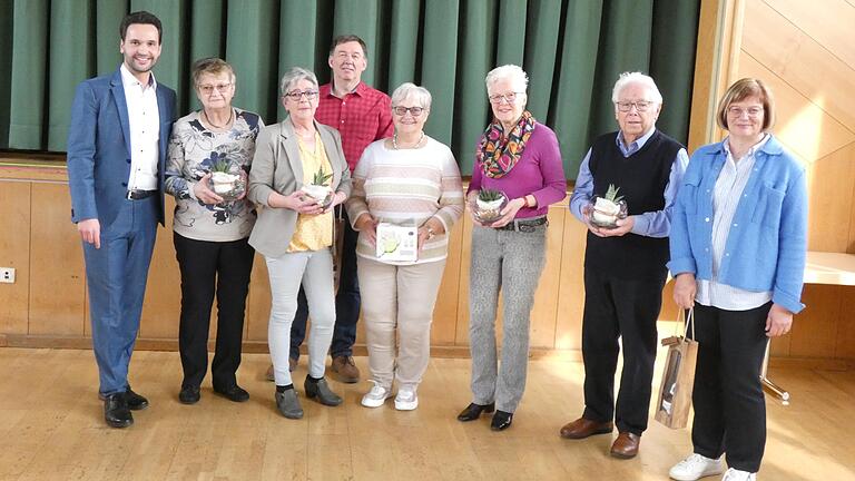 Für viele Jahre im Seniorenbeirat aktive Geehrte und Ehrende (von links): Bürgermeister Manuel Kneuer, Elisabeth Widmaier, Andrea Hering, 2. Vorsitzender Klaus Schwartling, Altbürgermeisterin Helga Fleischer, Gabi Sander, Manfred Manger und 1. Vorsitzende Gabi Geyer.