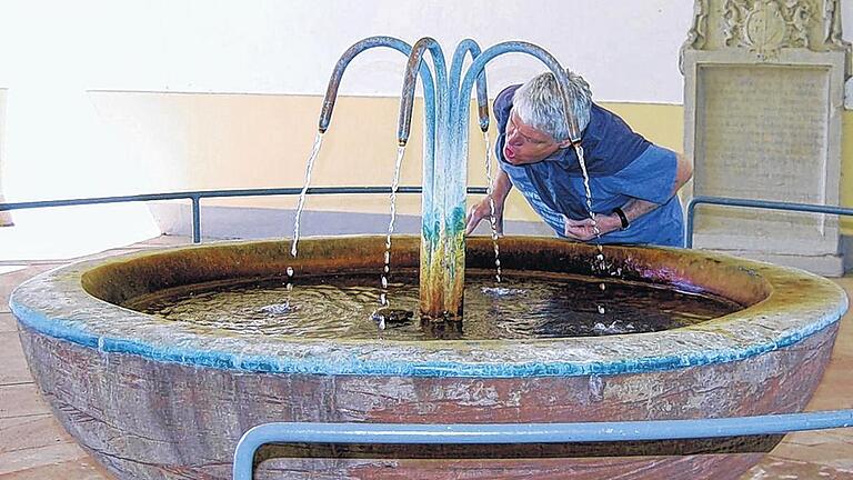 Heute ebenerdig und rund: Anfang des 19. Jahrhunderts wurde der tiefer liegende und viereckige Brunnen von 1787 ersetzt. Heute ebenerdig und rund: Anfang des 19. Jahrhunderts wurde der tiefer liegende und viereckige Brunnen von 1787 ersetzt.