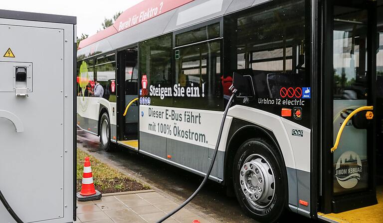 Etwa vier bis sechs Stunden dauert es, bis der Akku wieder vollgeladen ist. Etwa vier bis sechs Stunden dauert es, bis der Akku wieder vollgeladen ist.