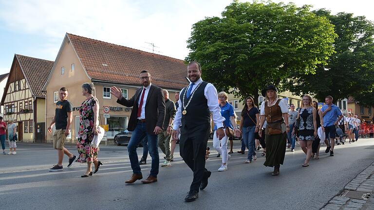 Schlemmen und flanieren: Das 34. Ostheimer Stadtfest unter dem diesjährigen Motto &quot;Ostheim klingt gut!&quot; war ein voller Erfolg. Das tolle Rahmenprogramm und beiden lauen Sommernächte trugen ihr Übriges dazu bei.