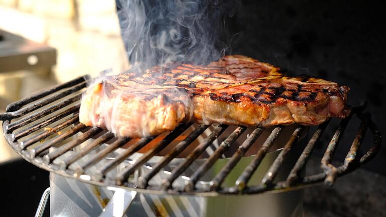 Ein Rindersteak lässt sich auch auf einem günstigen Anzündkamin zubereiten: Anzünden, Rost drauf und schon kann das Rindersteak darauf gegrillt werden.