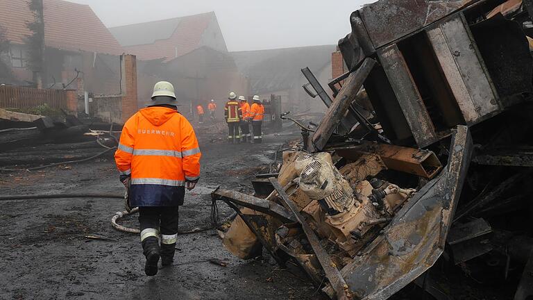 Am Tag nach dem Großbrand im Sägewerk Hilpert in Massenbuch. Die Feuerwehr packt langsam zusammen.