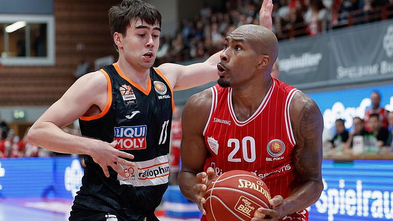 Am Ende wurde es noch mal knapp: Szene aus dem Pokal-Achtelfinale Mitte Oktober, als die Baskets (rechts, Javon Bess) ratiopharm Ulm (Juan Nunez) mit 72:76 unterlagen.