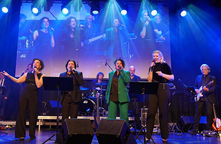 Die vier mitreißenden Stimmen des Benefizkonzertes performen Earth, Wind and Fires 'Fantasy':&nbsp; Heike Gündisch,  Georgios Bitzios, Carolyne Pirulli und Anke Katrin Glucharen.