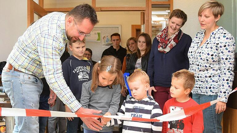 Bürgermeister-Alltag in Hendungen: Mit dem symbolischen Durchschneiden des Bandes eröffnete Florian Liening-Ewert 2017 die neue Bücherei.