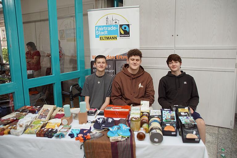 Filip, Olaf und Tim (von links) sind in den Fair-Trade-Teams ihrer Schulen und besetzten den Weltladen-Tisch beim Nachhaltigkeitsflohmarkt.