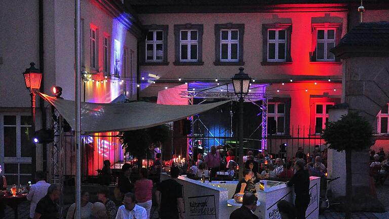 Schillernde Sommernacht: Besonders schön war es in der Nacht, als der Platz zwischen Rathaus und Stadthalle stimmungsvoll und mit wechselnden Farben von Moving Heads, LED-Scheinwerfern und Air Cones beleuchtet wurde.