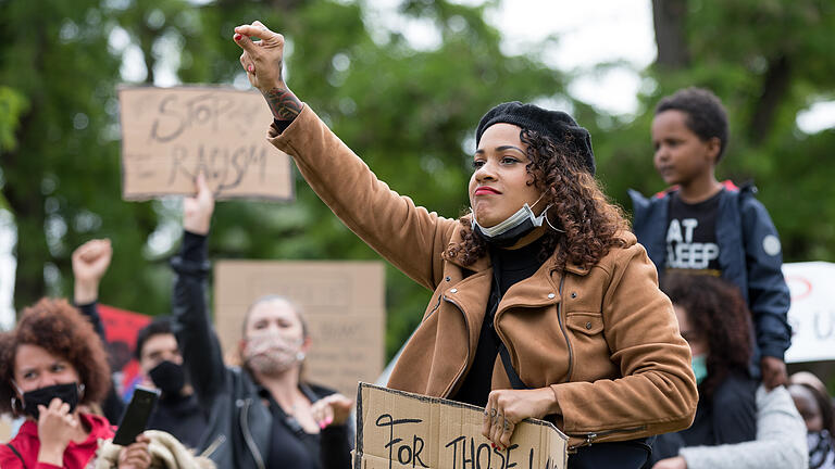 Demo gegen Rassismus       -  Mehrere Hundert Teilnehmer einer Kundgebung protestieren am Samstag (06.06.20) auf den Würzburger Mainwiesen gegen Rassismus und Polizeigewalt. Anlass der landesweiten Proteste ist der gewaltsame Tod des Afroamerikaners George Floyd am 25. Mai in der US-Stadt Minneapolis durch einen weißen Polizisten.