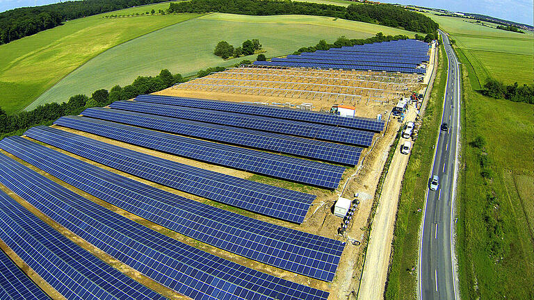 Große Solarparks auf freier  Fläche wie hier bei Hettstadt im Landkreis Würzburg sind in Bayern immer noch die Ausnahme.