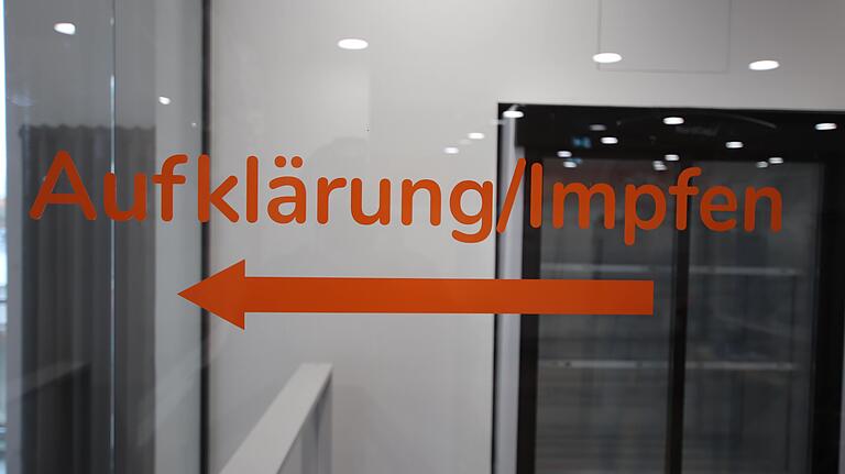 Bevor im Impfzentrum 1 in der Klinik Kitzinger Land geimpft wird, muss erst über die Impfung aufgeklärt werden.