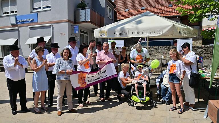 Die Fackel des Kinder-Lebenslauf des Bundesverbandes Kinderhospiz machte auf Einladung des Vereins Hand in Hand gegen Tay-Sachs und Sandhoff Station in Höchberg. Begrüßt wurden sie vom 2. Bürgermeister Sven Winzenhörlein, den Landtagsabgeordneten Kerstin Celina und Manfred Ländner sowie einer Abordnung der Tischgesellschaft Die Schleicher.