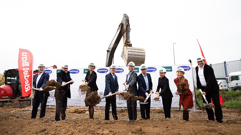 Die Kneipp GmbH vergrößert seine Produktionsstätte am Hauptsitz in Ochsenfurt-Hohestadt. Beim ersten Spatenstich (von links) Geschäftsführer Frank Titus, Landrat Thomas Eberth, die Vorstandssprecherin der Paul Hartmann AG Britta Fünfstück, Ochsenfurts Bürgermeister Peter Juks, Geschäftsführer Alexander C. Schmidt, Projektleiter Roland Hauck, Architektin Pia Schriever,&nbsp; Åsa&nbsp;Petersson von der Region Mainfranken GmbH und Architekt Jürgen Rustler.&nbsp;