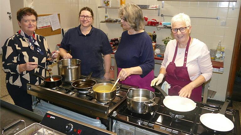 Heike Klein (links) traf sich vorab mit ihrem Küchenteam zum Probekochen, damit bei der Eröffnung auch alles klappt. Heike Klein (links) traf sich vorab mit ihrem Küchenteam zum Probekochen, damit bei der Eröffnung auch alles klappt.