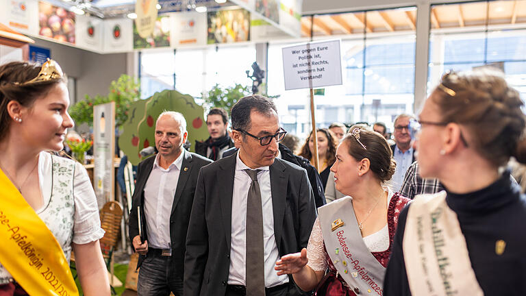 Bundesagrarminister Özdemir besucht Messe Fruchtwelt Bodensee.jpeg       -  Begleitet von Polizeikräften und überschattet von Protesten gegen sein Ministerium besucht Landwirtschaftsminister Cem Özdemir die Messe Fruchtwelt Bodensee in Friedrichshafen.