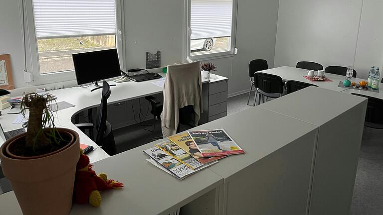 Der Container am und vor dem Kindergarten Lengfurt: Im Bild das Büro der Kindergarten-Leitung und Raum für das Personal. Der Container am und vor dem Kindergarten Lengfurt: Im Bild das Büro der Kindergarten-Leitung und Raum für das Personal.