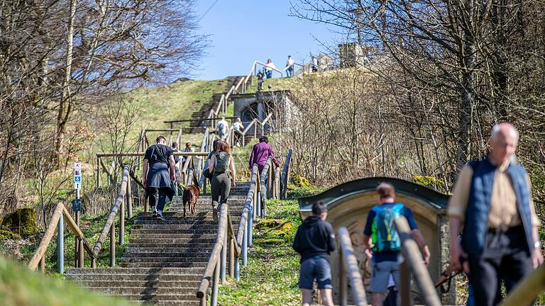 '...und wandern zum Kreuzberg hinauf.' Über mehr als 200 Stufen führen hoch zum Gipfel des Kreuzbergs.