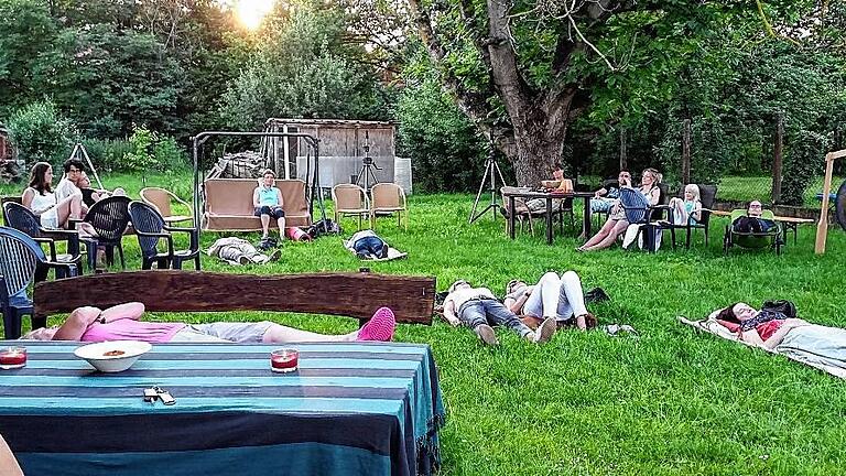 Auf der Wiese hinter der Villa Doris haben sich Gäste niedergelassen, um entspannt dem Klangschalenkonzert zu lauschen, das den Auftakt zum Stadtfest bildete.