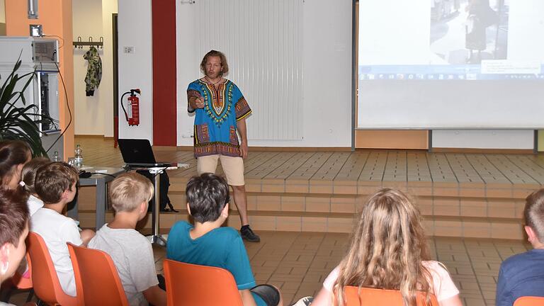 Kinderarzt Martin Englert in der Grundschule Triefenstein im Rahmen der Projektwoche Menschlichkeit