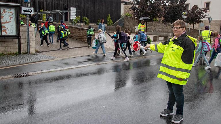 Verkehrshelferinnen wie Monika Seufert in Eußenheim haben zum Schulstart viel zu tun: durch die Sperrung bei Gambach fließt deutlich mehr Verkehr durch den Ort. Verkehrshelferinnen wie Monika Seufert in Eußenheim haben zum Schulstart viel zu tun: durch die Sperrung bei Gambach fließt deutlich mehr Verkehr durch den Ort. 