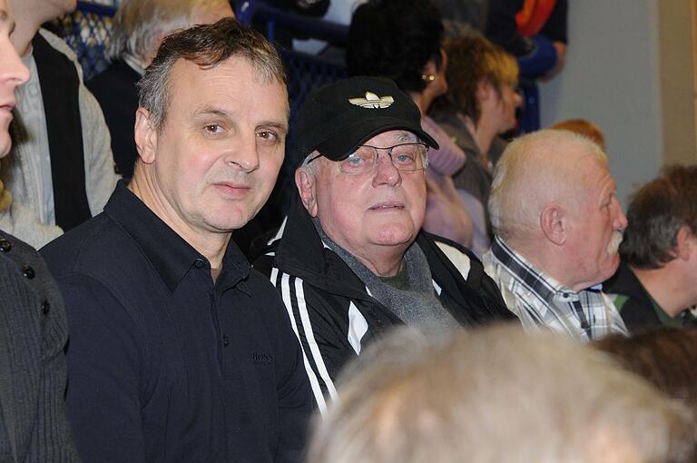 Ein Januar-Samstag im Jahr 2011: Vlado Stenzel (Mitte) bei einem Bayernliga-Heimspiel in der Lohrer Spessarttorhalle. Links neben ihm sein kroatischer Landsmann Zdravko Zovko, der als Trainer die Champions League gewann und zum Deutschlernen in Unterfranken weilte.