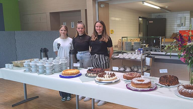 Anastasia, Ronja und Sarah aus der Klasse 9bM am Kuchenbuffet.