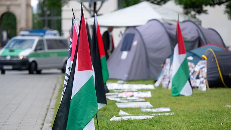 Pro-Palästina-Protestcamp - München       -  Bei dem Feuer am Protestcamp wurde nach Polizeiangaben niemand verletzt. (Archivfoto)