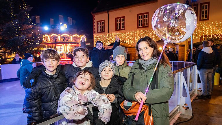 Als einer der ersten Weihnachtsmärkte in der Region Würzburg öffnete die Rimparer Dorfweihnacht ihre Pforten. Die Besucherinnen und Besucher erwartete am Sonntag 24.11.24 eine Eisbahn für Kinder, Kleinkünstler, ein Karussell und ein buntes Rahmenprogramm.