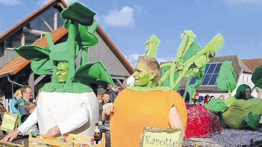 Spaß im Gemüsebeet: Beim Faschingsumzug in Trappstadt, bei dem es heuer einen Besucherrekord gab, gab es jede Menge ausgefallener Kostüme.