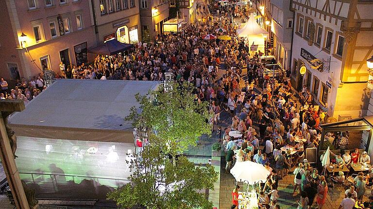 Bis in die Nacht war auf dem Ochsenfurter Markt angesichts Tausender Besucher kaum ein Durchkommen.