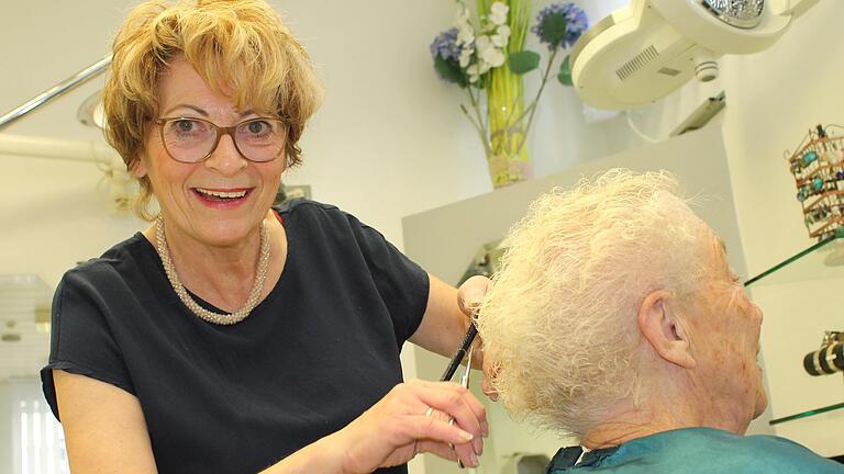 Niemals werden Computer dem Menschen die Haare schneiden: Friseurmeisterin Monika Henneberger setzt auch in Zukunft auf das Gespräch mit den Kunden. Doch die Kundschaft und das Fachkräfte-Angebot in der Branche haben sich verändert - auch und gerade wegen der Flüchtlinge.