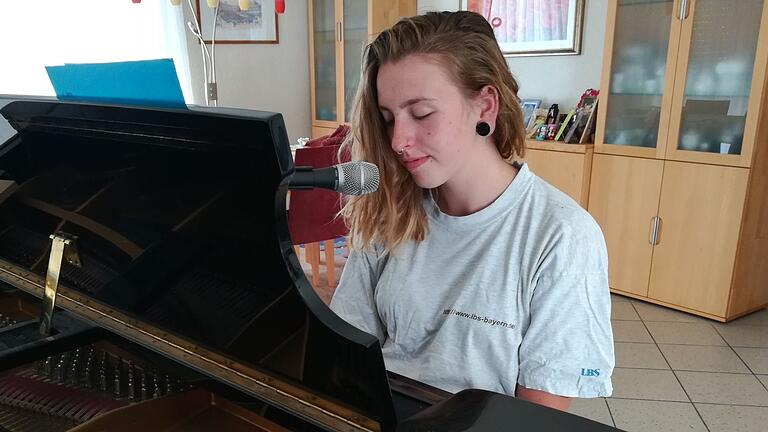 Beatrice Bayerlein hat einen zweiten Platz beim Bundeswettbewerb 'Jugend musiziert' belegt.