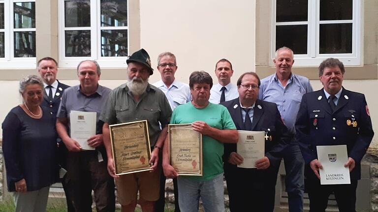 Das Foto zeigt (von links) Stellvertretende Landrätin Doris Paul, KBI Michael Krieger, Bernd Tröppner, Albert Grebner, Vorstand Martin Ebert, Erich Fuchs, Kommandant Michael Hofmann, Norbert Keller, 2. Bürgermeister Peter Eschenbacher und 2. Kommandant Matthias Biegner nach den Ehrungen.