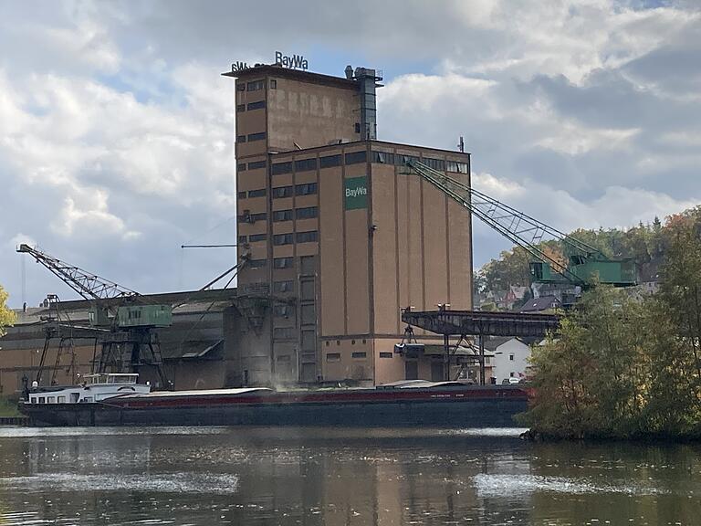 Im Ochsenfurter Industriehafen werden Schiffe be- und entladen.